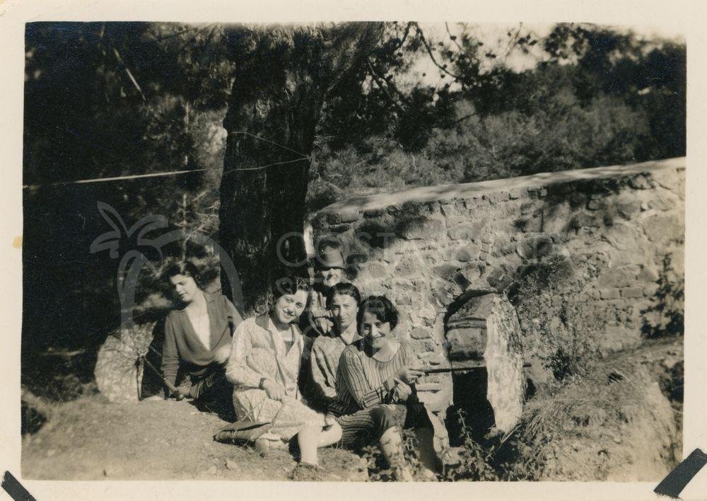 Group under a tree-pht_CP_0071