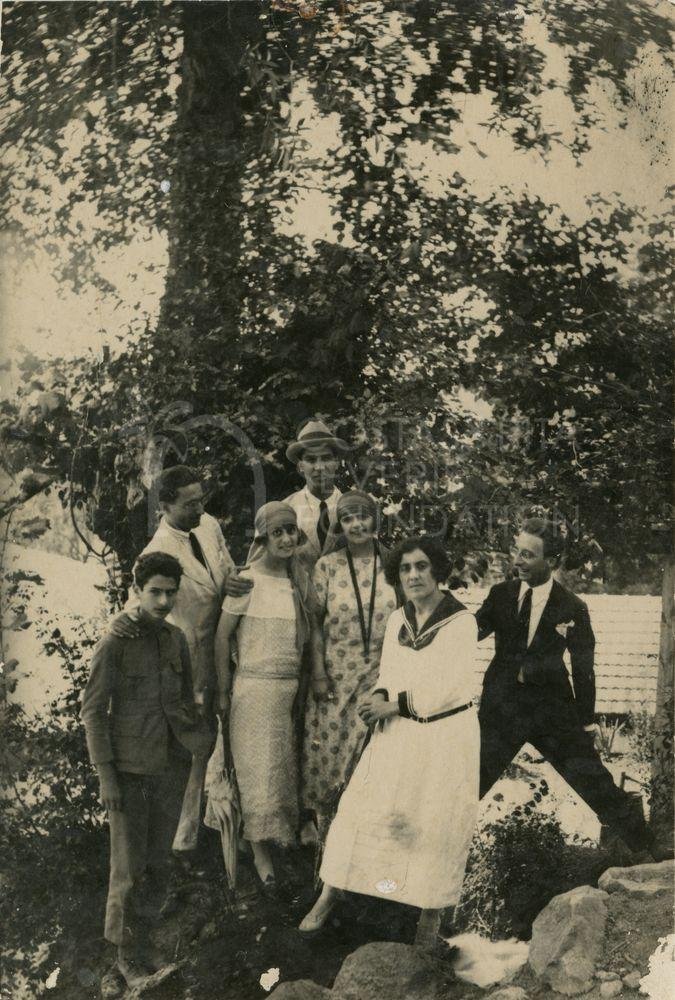 Group posing under a tree-pht_CP_0083