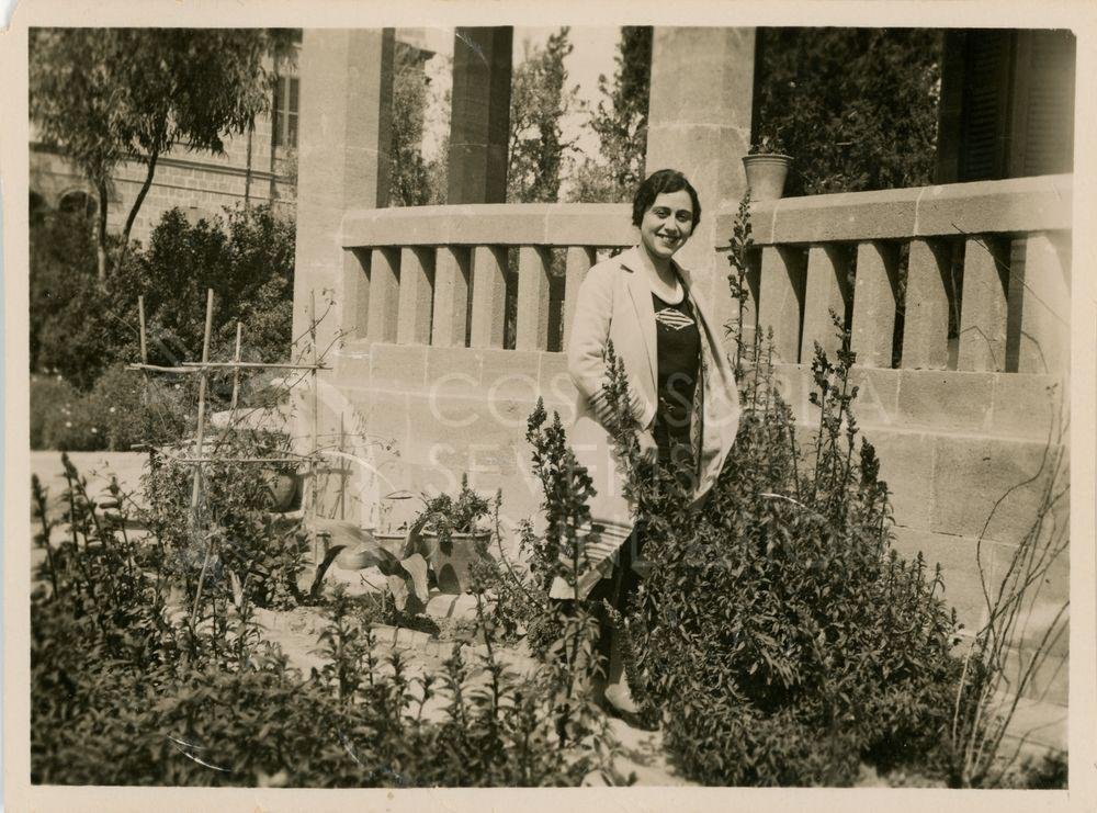 Woman in a garden-pht_CP_0116