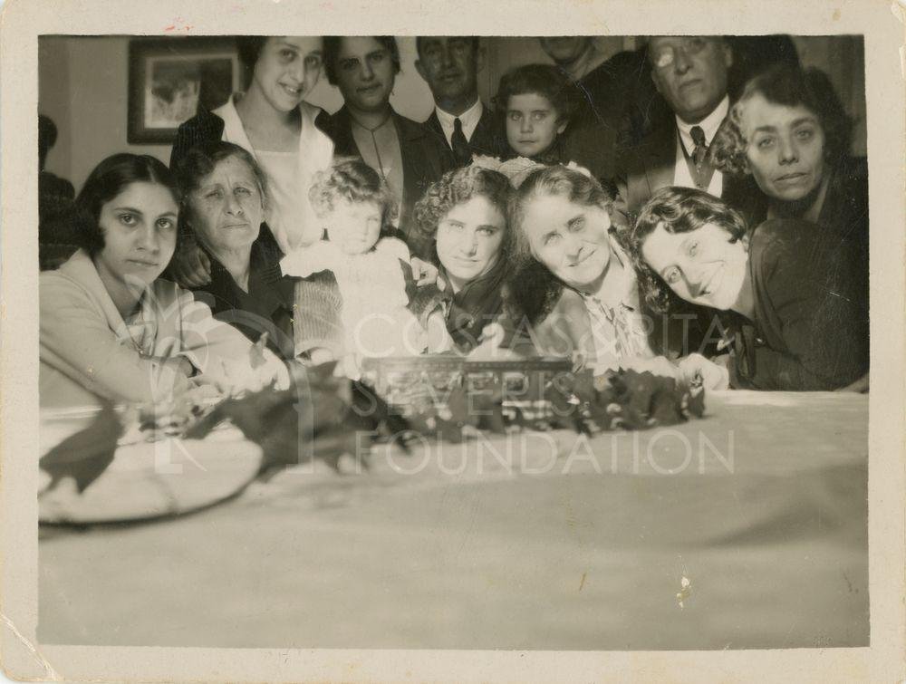 Group picture around a table-pht_CP_0117