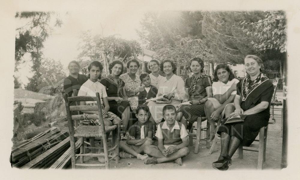 Women and children-pht_CP_0126