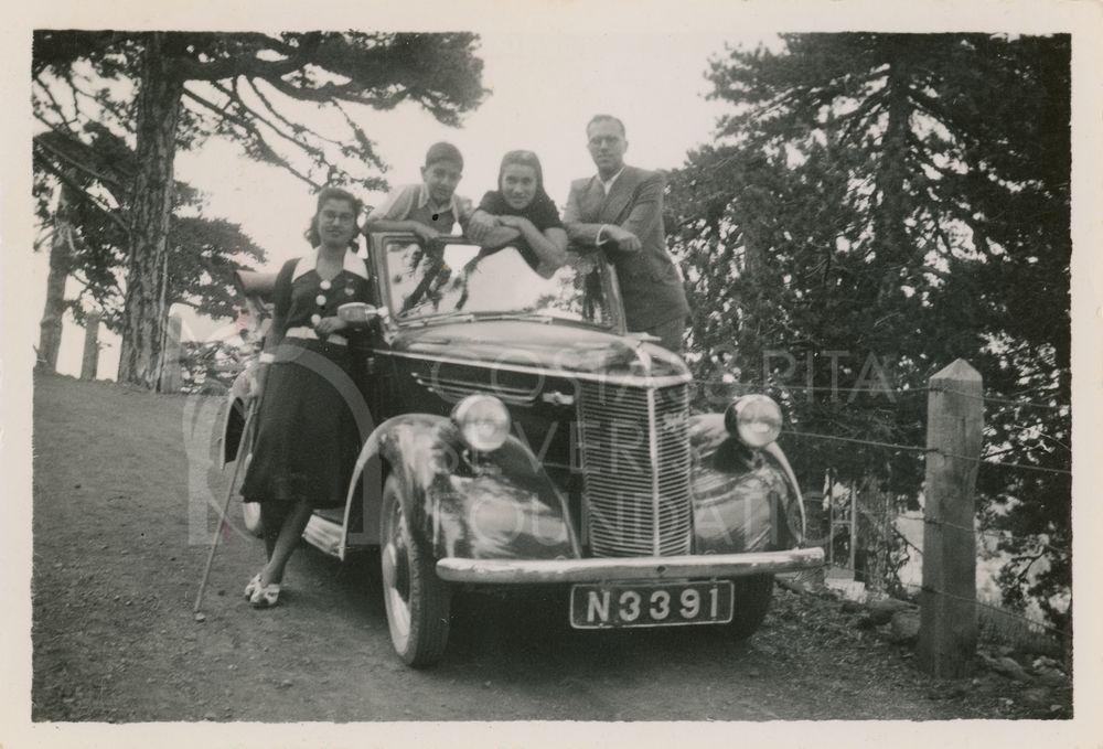 People in a car-pht_CP_0186