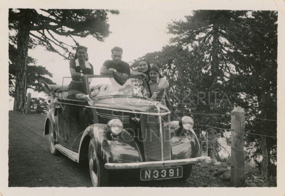 People in a car-pht_CP_0187