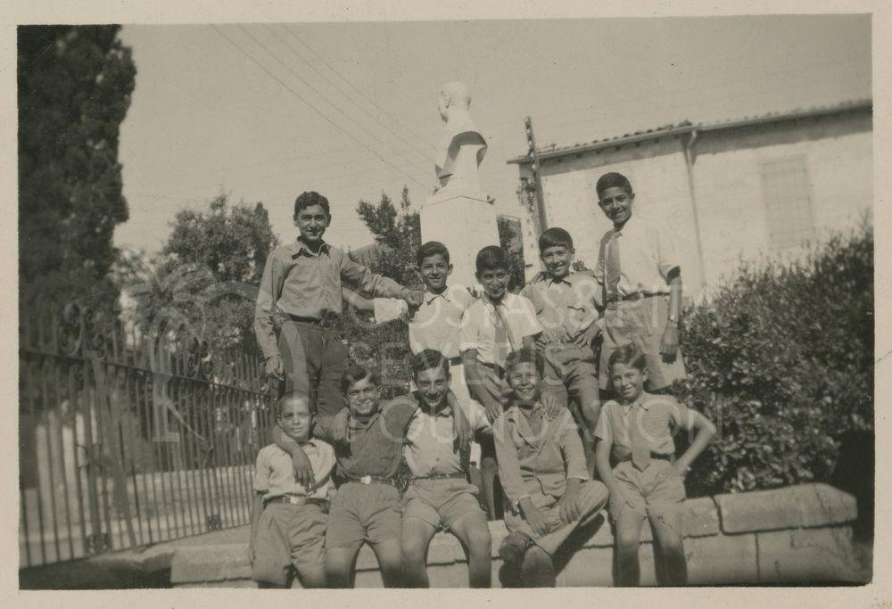 Children below statue-pht_CP_0235