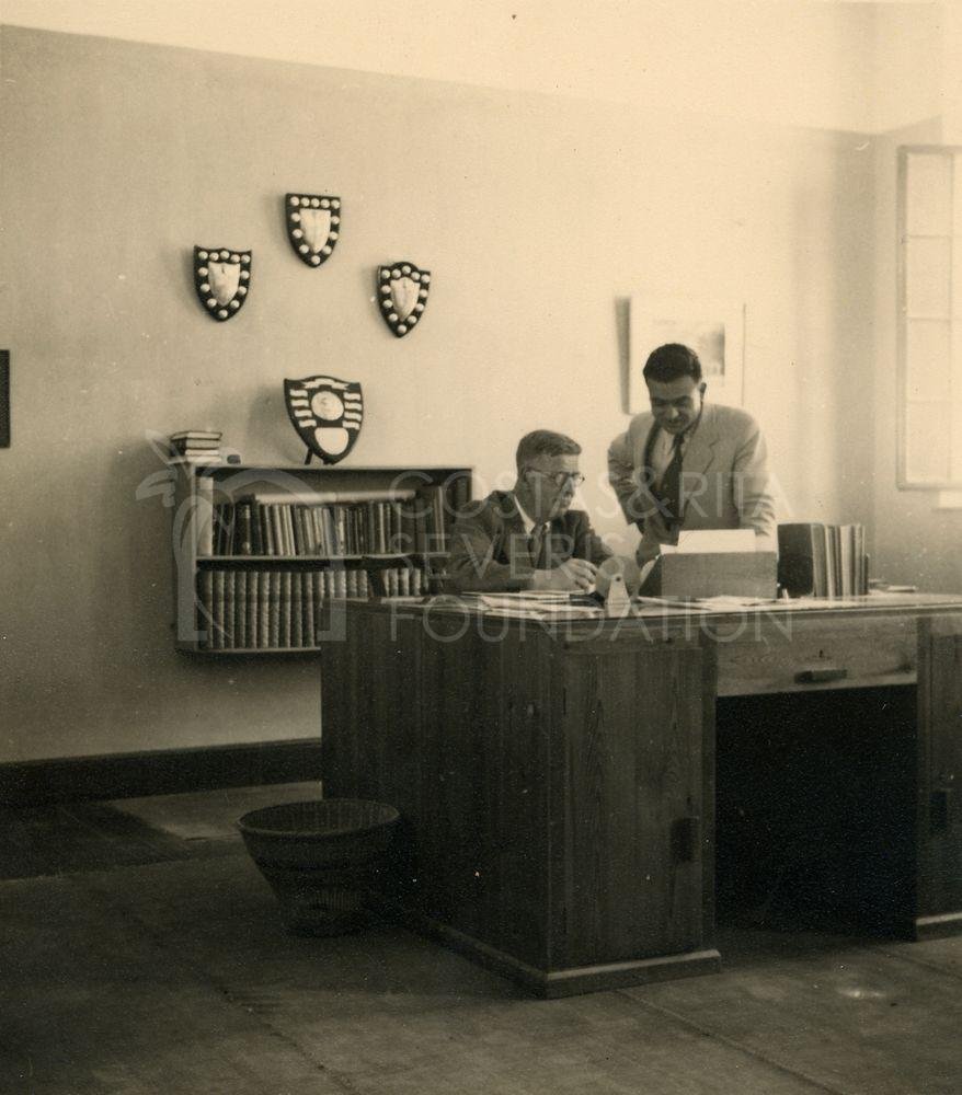 Checking notes-pht_ES_0070