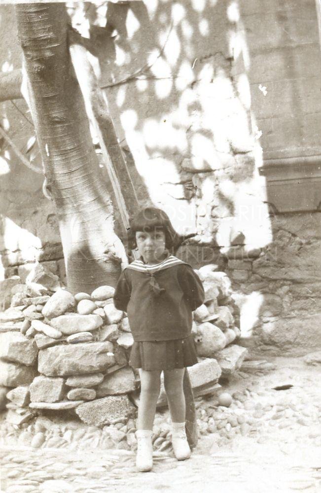 Emilia Markides in front of a tree-pht_GM_037