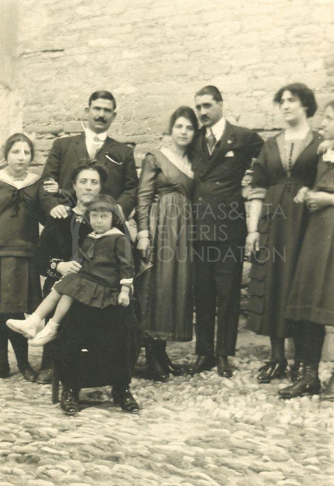 Family portrait on a cobbled street-pht_GM_044