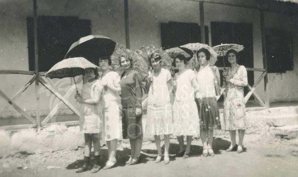 Women with parasols-pht_GM_057