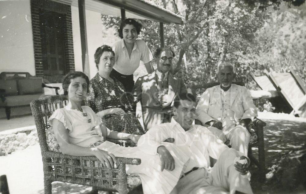 Group photograph outside a house -pht_GM_083