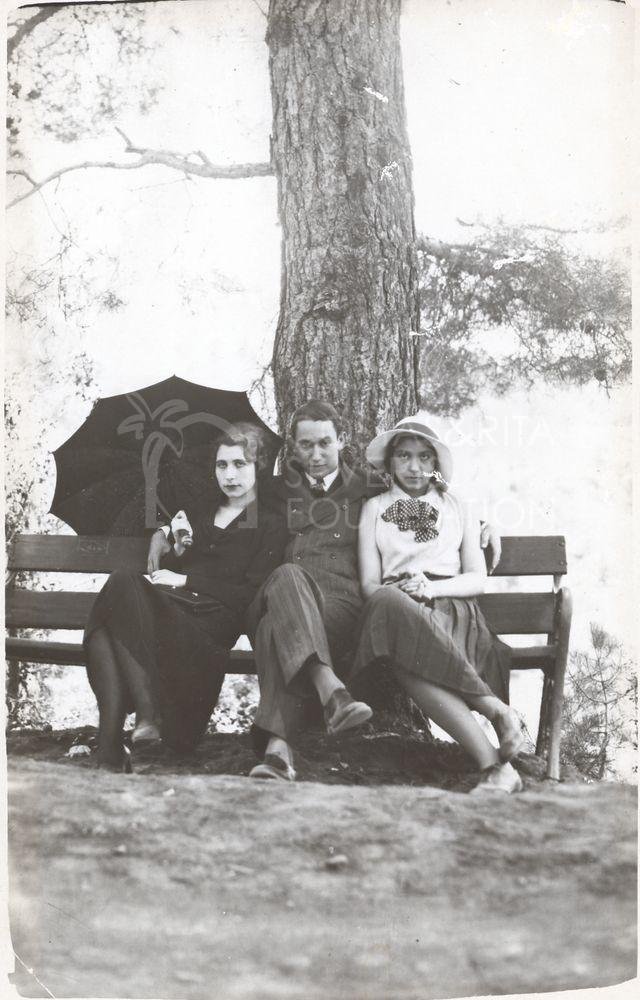 Three people sitting on a bench-pht_GM_090