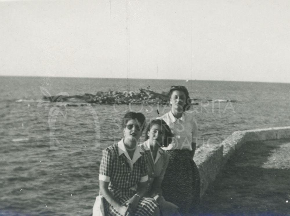 Three women at the sea-pht_GM_099