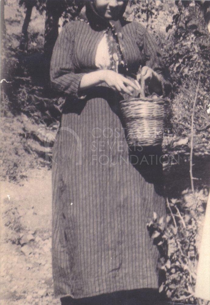 Loulou in traditional costume-pht_LS_0030