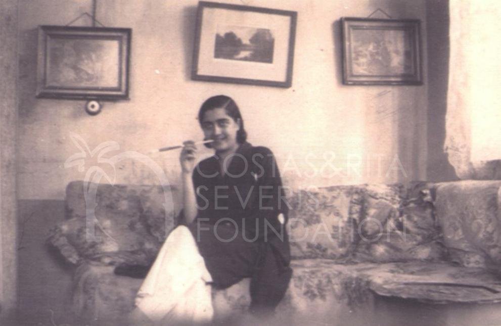 Loulou smoking a cigarette-pht_LS_0037