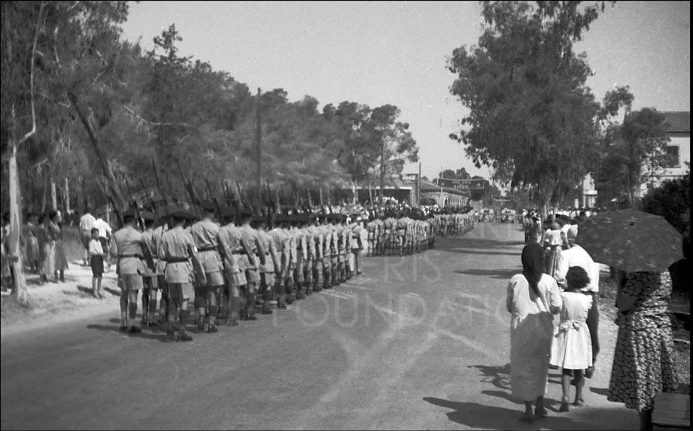 The crowds watch the parade-pht_RC_082