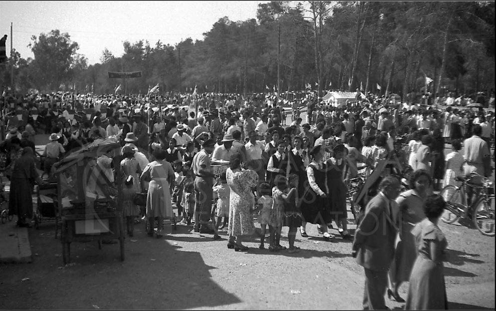 The crowds of Cypriots enjoy their official days holiday to celebrate the Queens Birthday-pht_RC_086