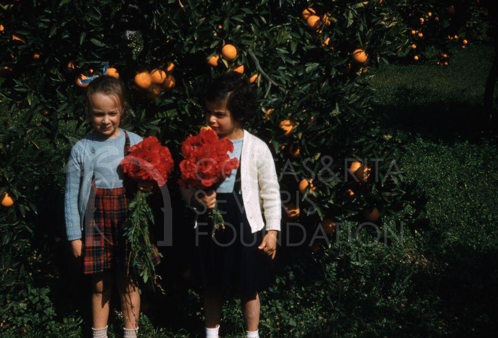 Girls with flowers-pht_TEB_0419